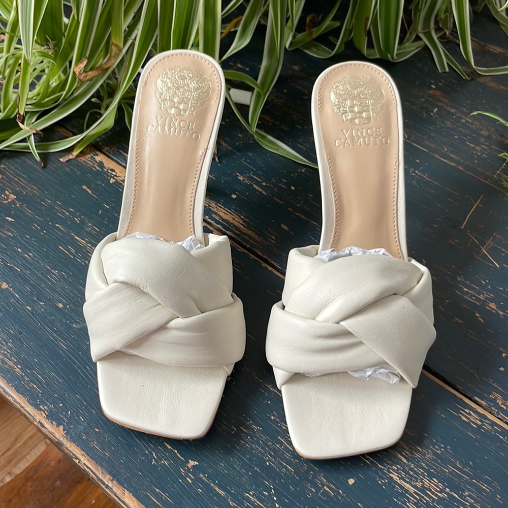 Joieana Sandal
VINCE CAMUTO creamy white size 7.5